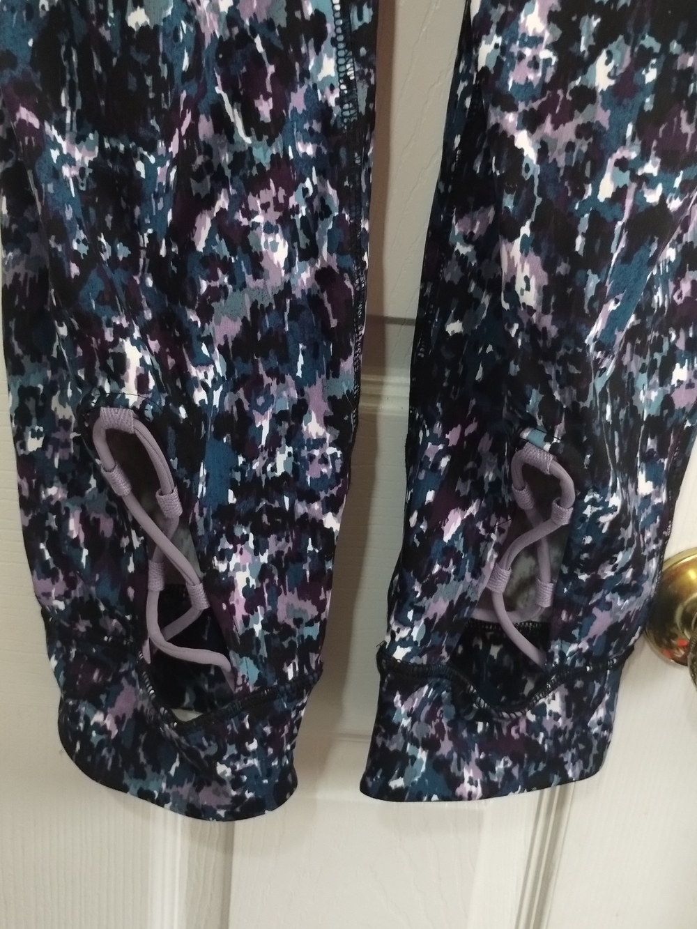 Livi Athletic Leggings With Back Ankle Rope Design-Black & Purple